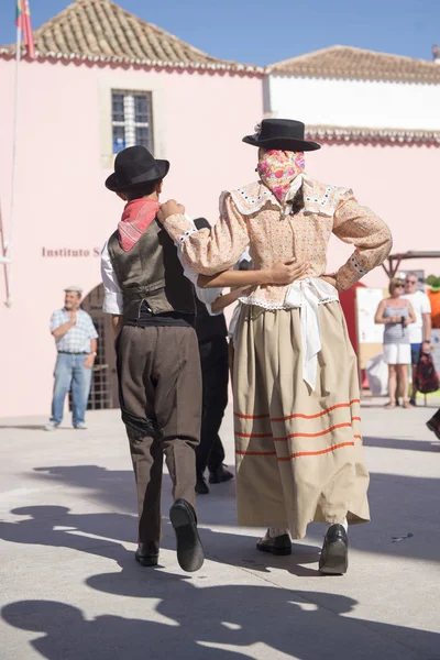 Traditioneller Potugese-Tanz auf dem samstäglichen Markt — Stockfoto