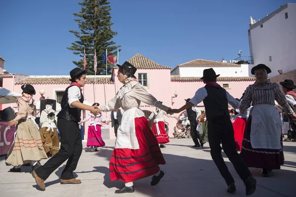 Tradizionale danza potugese al mercato del sabato — Foto Stock