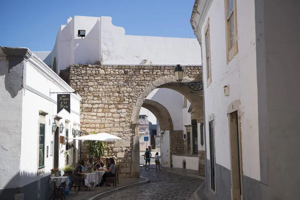 The arco da Repouso Gate in the town of Faro in Portugal — Stock Photo, Image