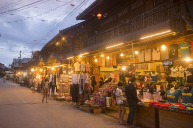 ahşap evler ve akşam Pazar Tayland