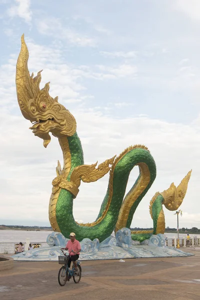 Μια Phayanak ή Naga άγαλμα στον ποταμό Μεκόνγκ στην Ταϊλάνδη — Φωτογραφία Αρχείου
