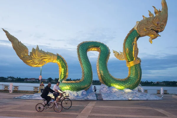 Patung Phayanak atau Naga di Sungai Mekong di Thailand — Stok Foto