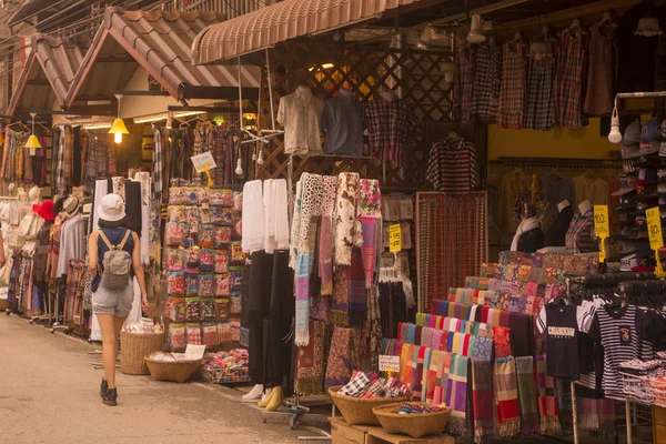 Casas de madeira e do mercado noturno na Tailândia — Fotografia de Stock