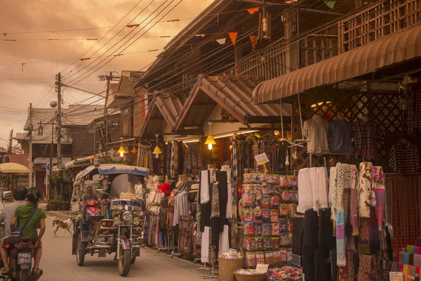 ahşap evler ve akşam Pazar Tayland