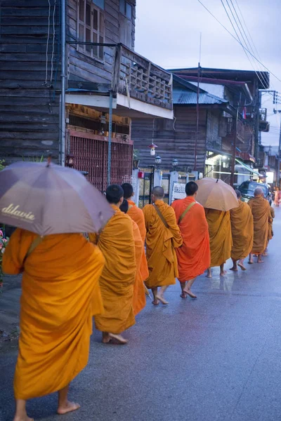 Monjes en la mañana en el casco antiguo de Chiang Khan —  Fotos de Stock