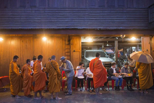 rahipler de eski şehir Chiang Khan sabah