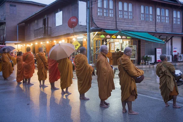 Munkar på morgonen i den gamla staden i Chiang khanen — Stockfoto