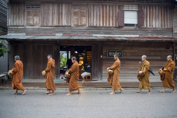 Munkar på morgonen i den gamla staden i Chiang khanen — Stockfoto