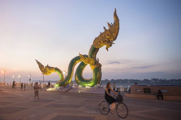 Patung Phayanak atau Naga di Sungai Mekong di Thailand — Stok Foto