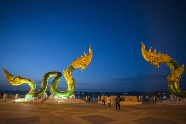 Een Phayanak of Naga standbeeld op de Mekong rivier in Thailand — Stockfoto