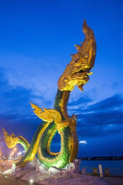 bir Phayanak veya Tayland Mekong Nehri Naga heykeli