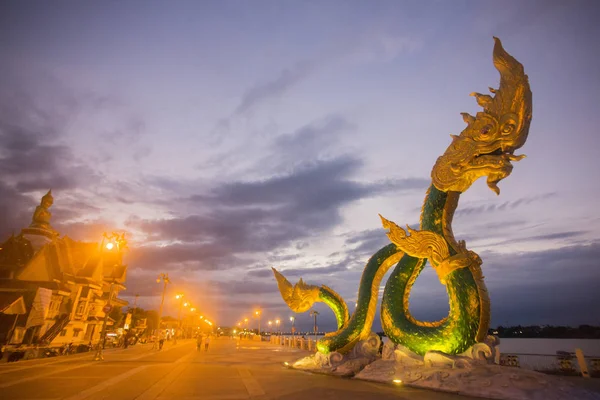 Een Phayanak of Naga standbeeld op de Mekong rivier in Thailand — Stockfoto