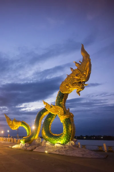 Una estatua de Phayanak o Naga en el río Mekong en Tailandia — Foto de Stock