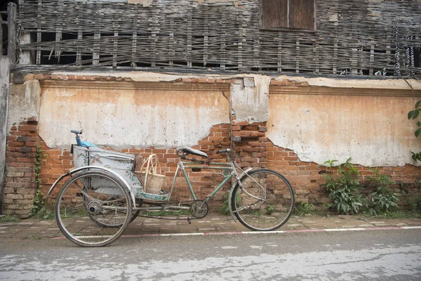 Ein altes Fahrrad in der Stadt Chiang Khan in Thailand — Stockfoto