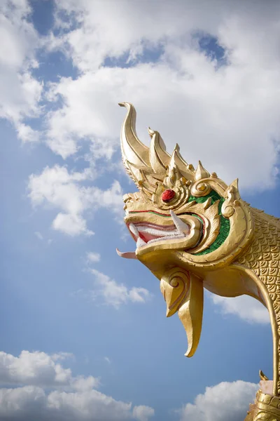 Een Phayanak of Naga standbeeld op de Mekong rivier in Thailand — Stockfoto