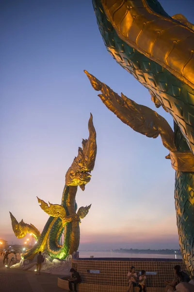 Une statue de Phayanak ou Naga sur la rivière Mékong en Thaïlande — Photo