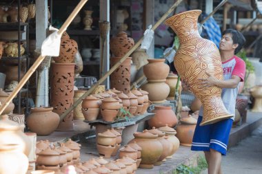 Ban Chiang köyünde bir dükkanda seramik kaplar