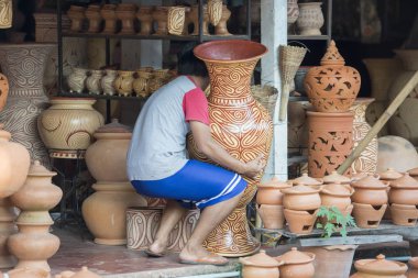 Ban Chiang köyünde bir dükkanda seramik kaplar