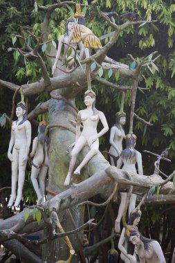 WAT Baan Waeng Budist cehennem ve cennet heykelleri ile