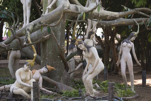 WAT Baan Waeng Budist cehennem ve cennet heykelleri ile