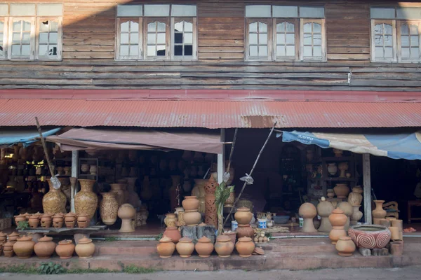 Ollas de cerámica en una tienda en el pueblo de Ban Chiang —  Fotos de Stock