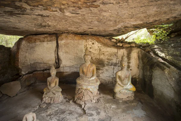 La grotta preistorica e il parco di pietra in Thailandia — Foto Stock