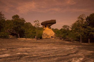Tarih öncesi mağara ve Stone Park Tayland