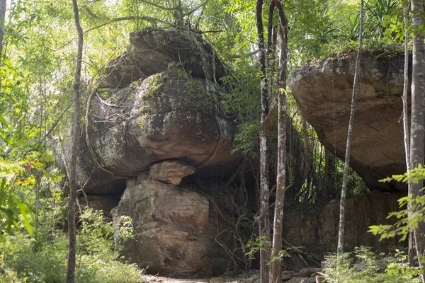 Prehistorické jeskyně a Stone Park v Thajsku — Stock fotografie