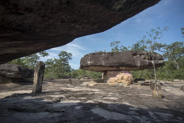 Tarih öncesi mağara ve Stone Park Tayland — Stok fotoğraf