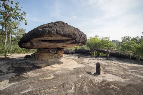 La Cueva prehistórica y el Parque de Piedra en Tailandia — Foto de Stock