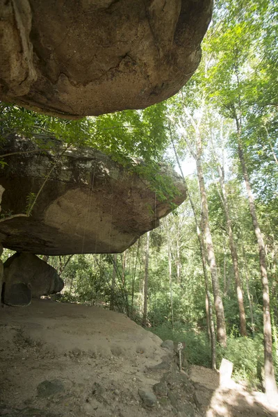 Prehistorické jeskyně a Stone Park v Thajsku — Stock fotografie