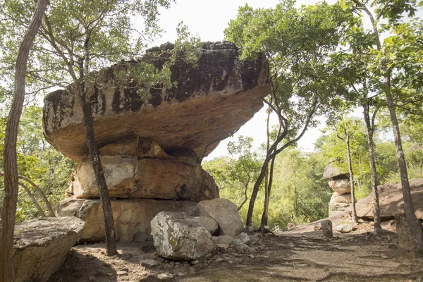 先史時代の洞窟とタイの石公園 — ストック写真
