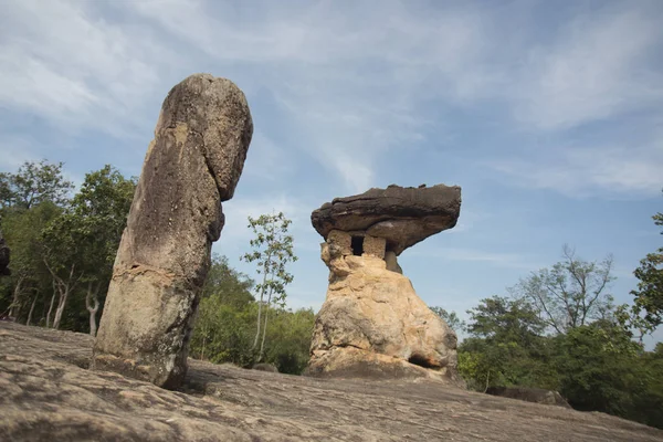 La grotta preistorica e il parco di pietra in Thailandia — Foto Stock