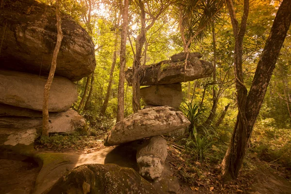 La Cueva prehistórica y el Parque de Piedra en Tailandia —  Fotos de Stock