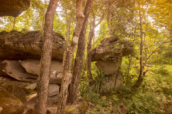 Prehistorické jeskyně a Stone Park v Thajsku — Stock fotografie