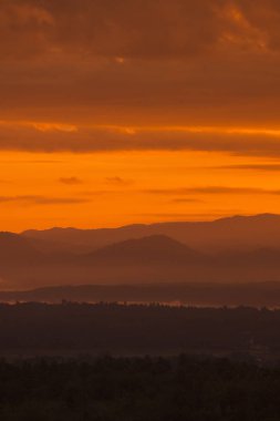 Tayland kırsal WAT Chalermprakiet Prajomklao Rachanusorn tapınaktan görüntülemek