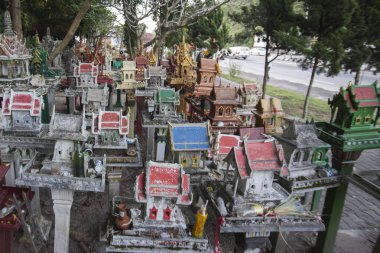 Tayland yolda bir geçişte ruhu evleri