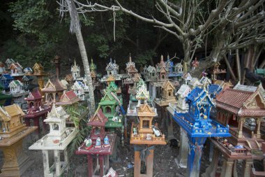 Tayland yolda bir geçişte ruhu evleri