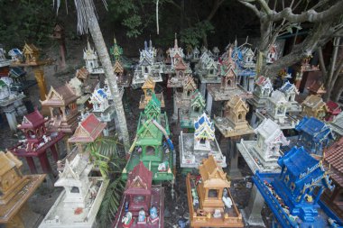 Tayland yolda bir geçişte ruhu evleri