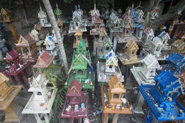 Tayland yolda bir geçişte ruhu evleri