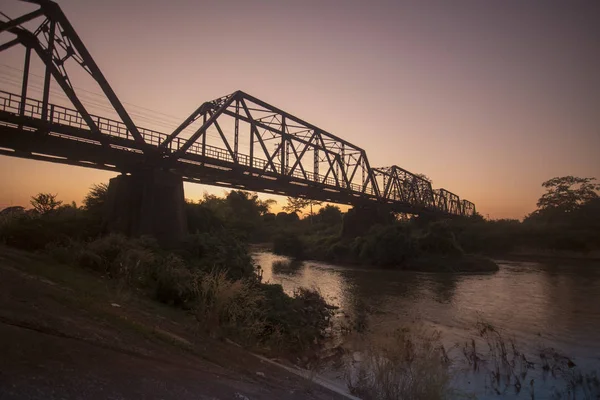 Le pont ferroviaire sur la rivière Wang en Thaïlande — Photo