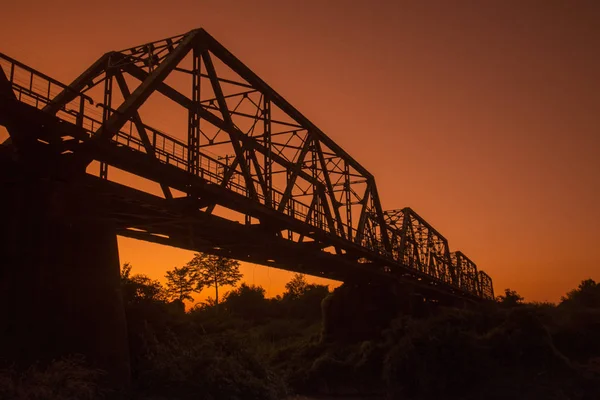 Le pont ferroviaire sur la rivière Wang en Thaïlande — Photo