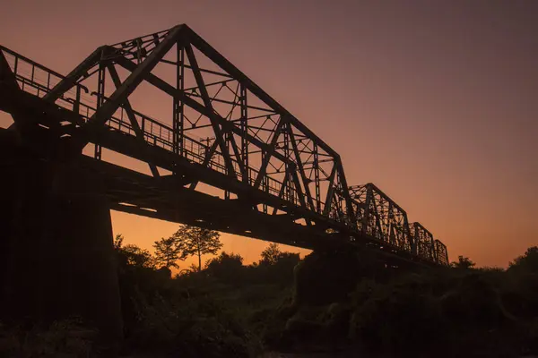 Le pont ferroviaire sur la rivière Wang en Thaïlande — Photo