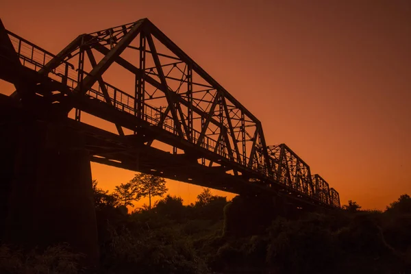 Le pont ferroviaire sur la rivière Wang en Thaïlande — Photo