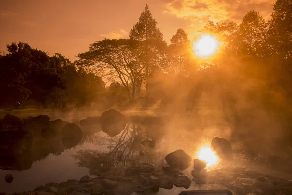 Les sources thermales du parc national de Chae Son en Thaïlande — Photo