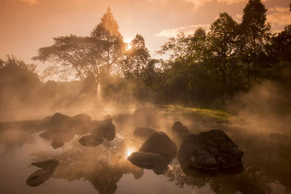 Les sources thermales du parc national de Chae Son en Thaïlande — Photo