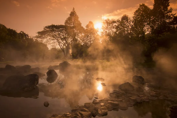 Les sources thermales du parc national de Chae Son en Thaïlande — Photo