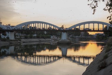 Tayland Wang nehirde Ratsadapisek Köprüsü