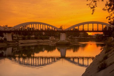 Tayland Wang nehirde Ratsadapisek Köprüsü