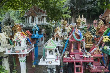 Tayland yolda bir geçişte ruhu evleri